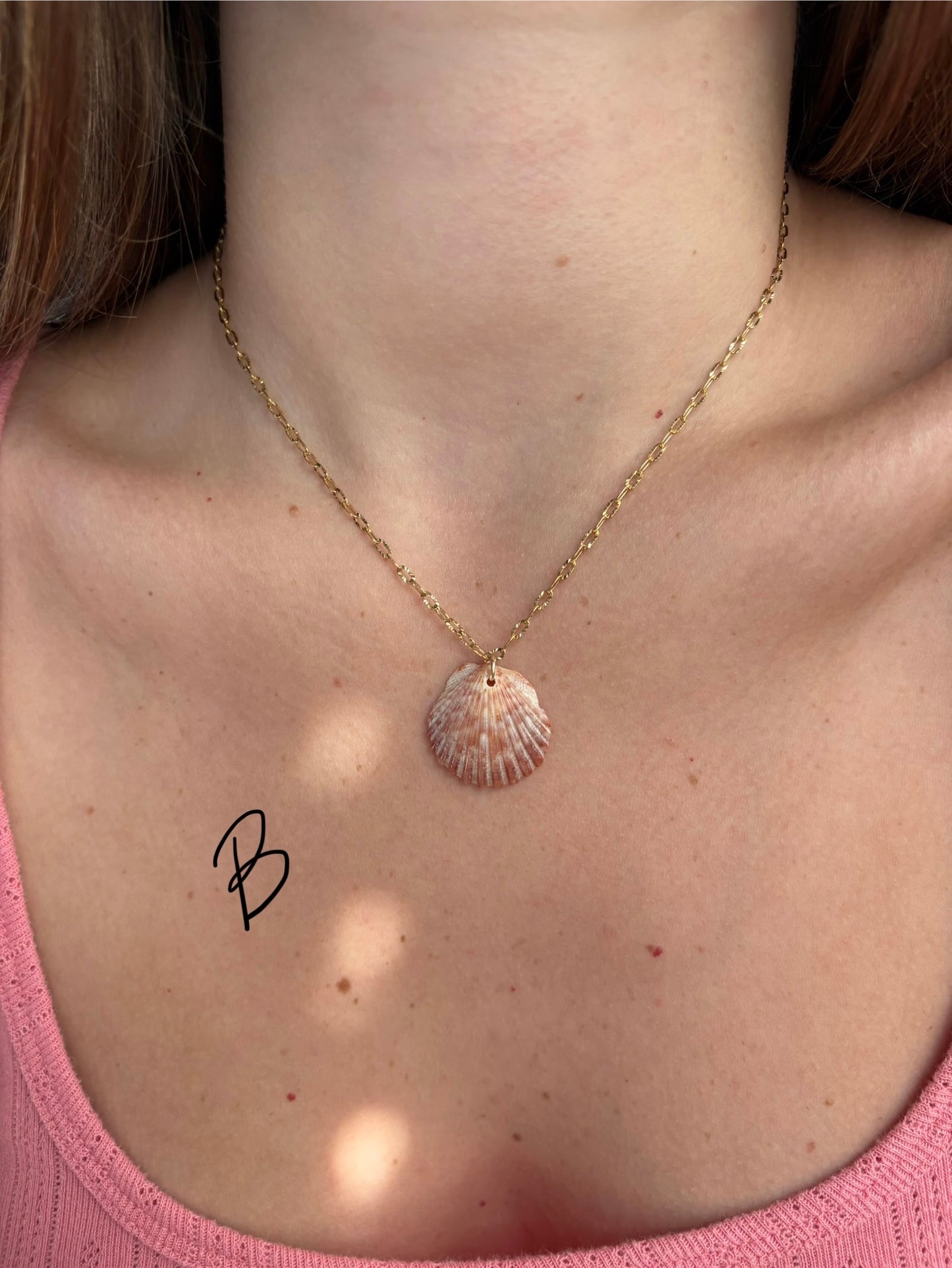 Dainty scallop pendant