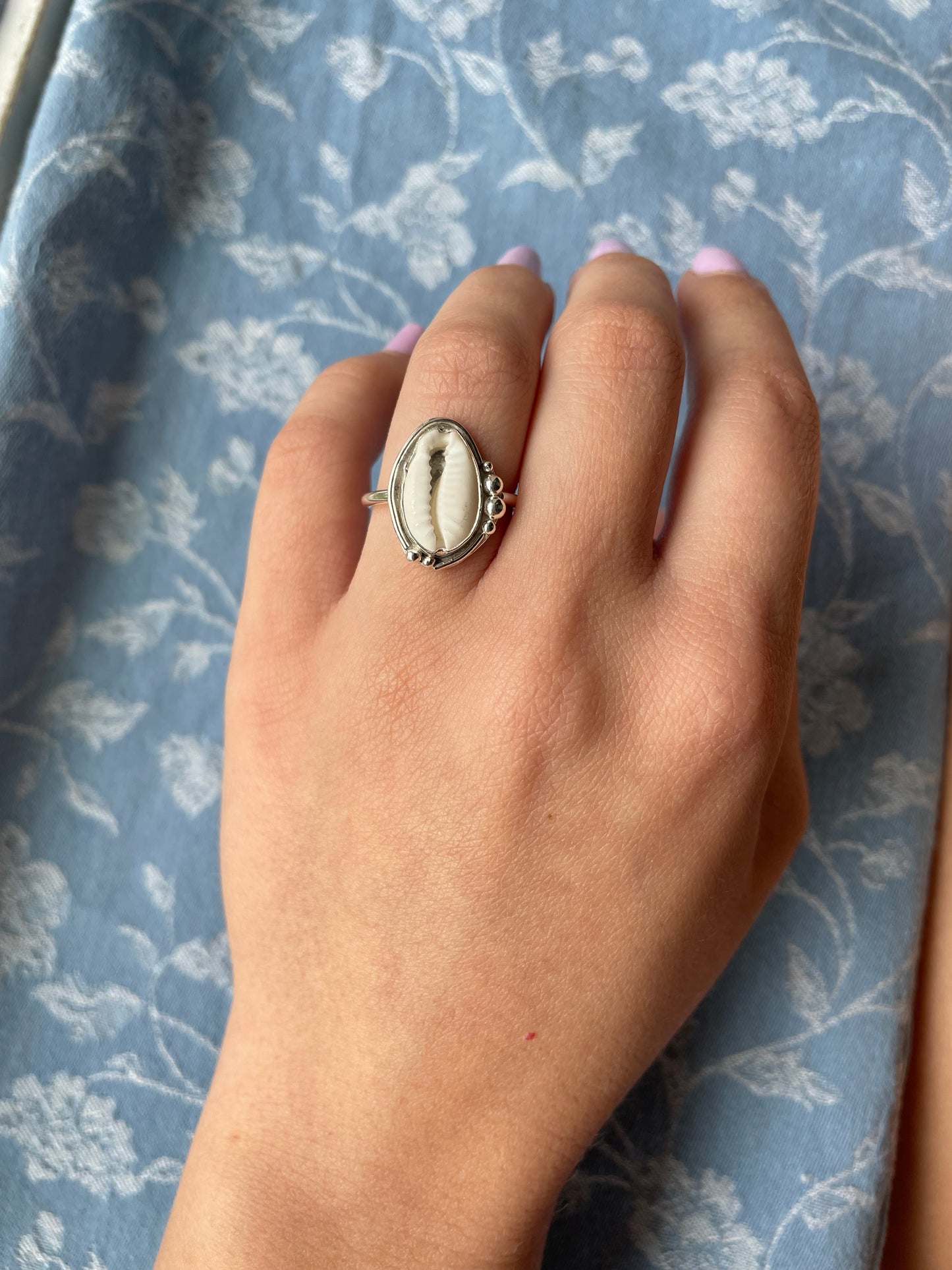 Dainty cowrie ring (6.25)