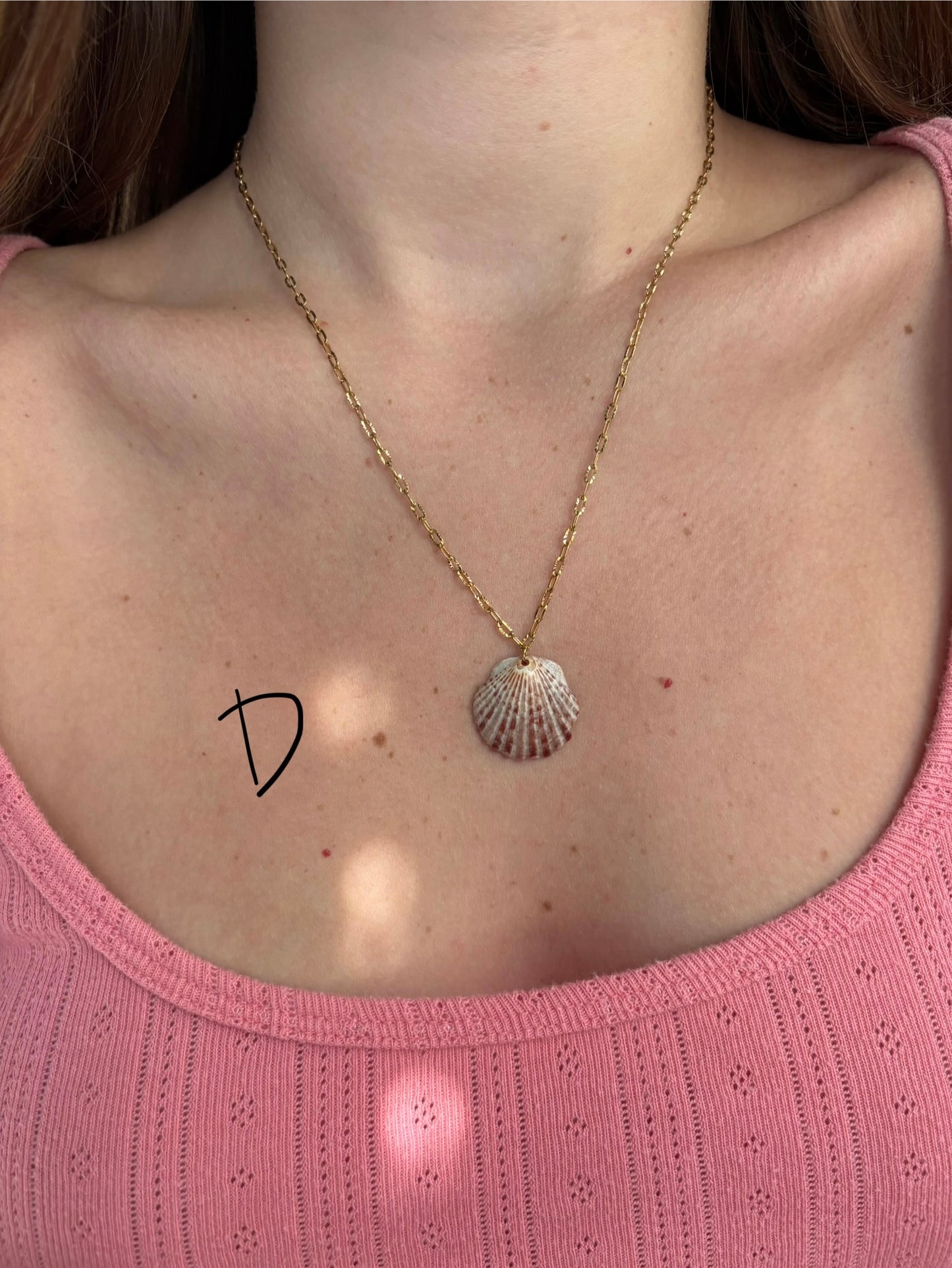 Dainty scallop pendant