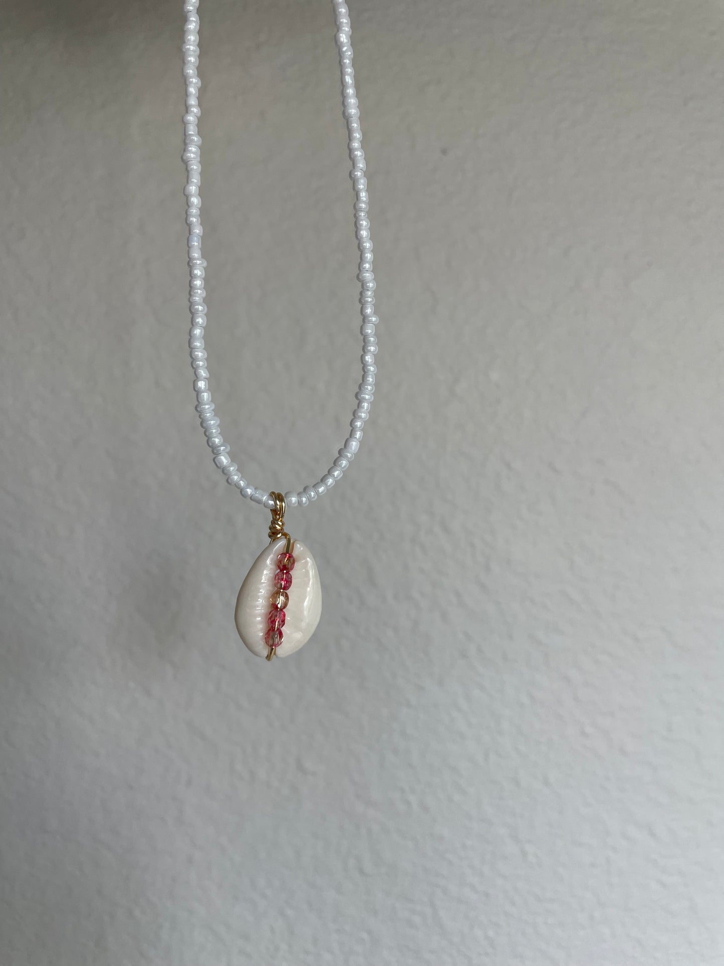 Pink detailed cowrie pendant